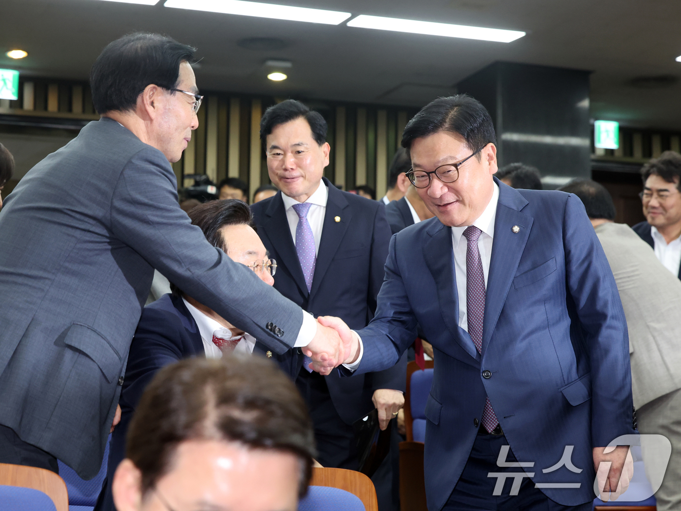(서울=뉴스1) 황기선 기자 = 정점식 국민의힘 원내대표가 29일 오후 서울 여의도 국회에서 열린 의원총회에 참석하며 의원들과 인사를 나누고 있다.  2026.6.29/뉴스1