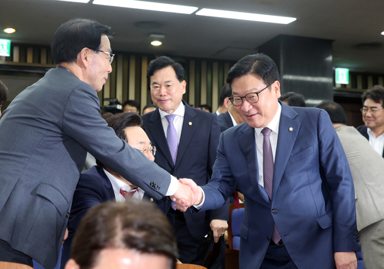 의총 참석하는 정점식 원내대표