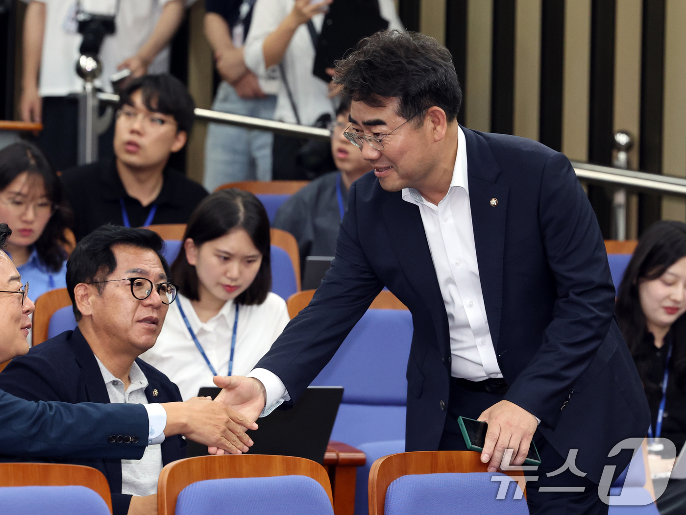 (서울=뉴스1) 황기선 기자 = 이성권 국민의힘 의원이 29일 오후 서울 여의도 국회에서 열린 의원총회에 참석하고 있다.  2026.6.29/뉴스1
