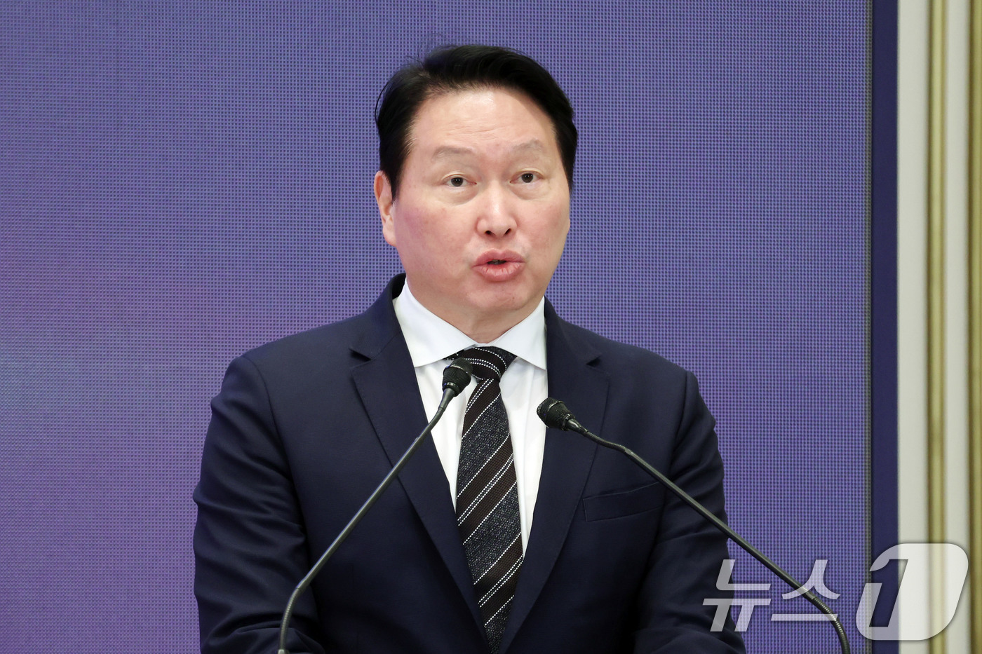 (서울=뉴스1) 허경 기자 = 최태원 SK그룹 회장이 29일 청와대 영빈관에서 열린 대한민국 대도약 3대 메가프로젝트 국민보고회에서 투자계획를 발표하고 있다. 2026.6.29/뉴 …