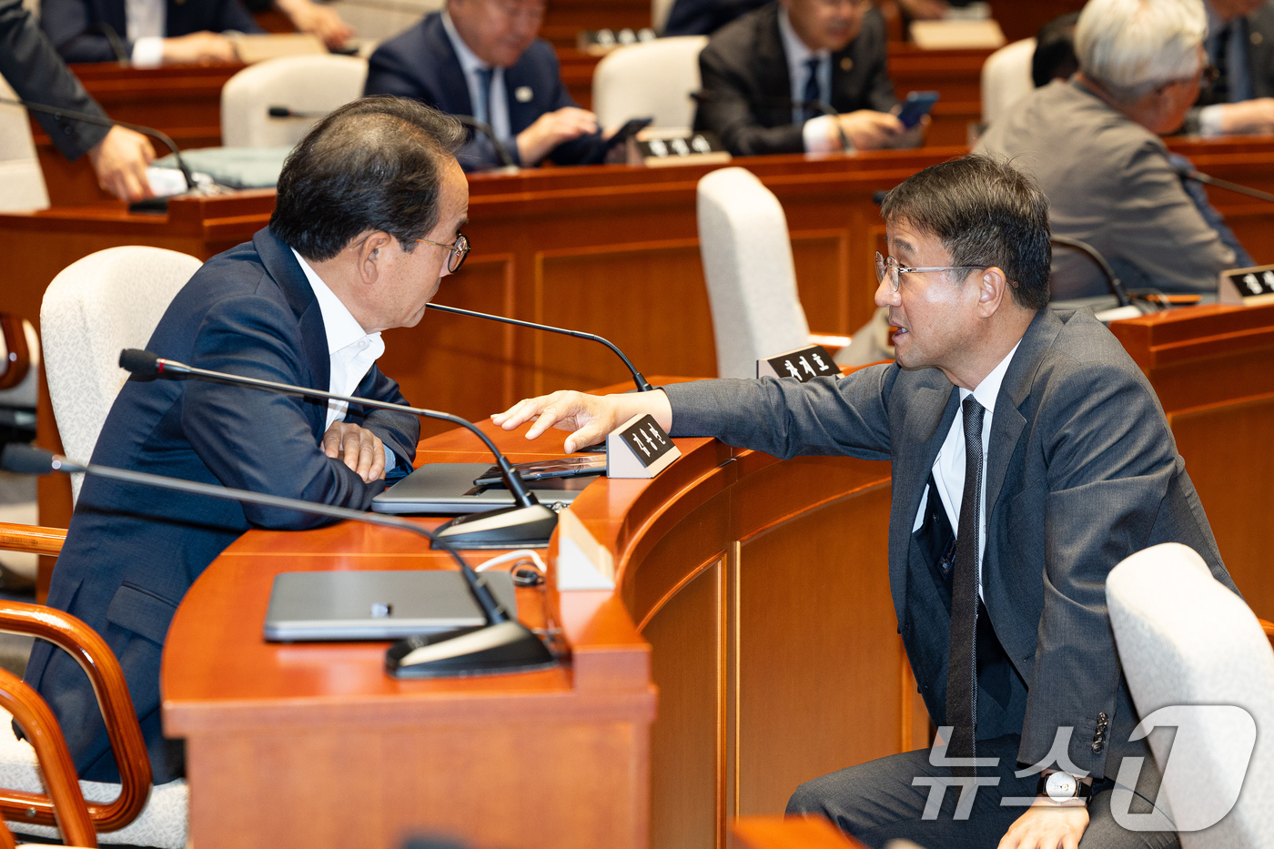 (서울=뉴스1) 유승관 기자 = 한병도 더불어민주당 당대표 직무대행 겸 원내대표가 29일 서울 여의도 국회에서 열린 의원총회에서 강준현 수석대변인과 대화하고 있다. 2026.6.2 …
