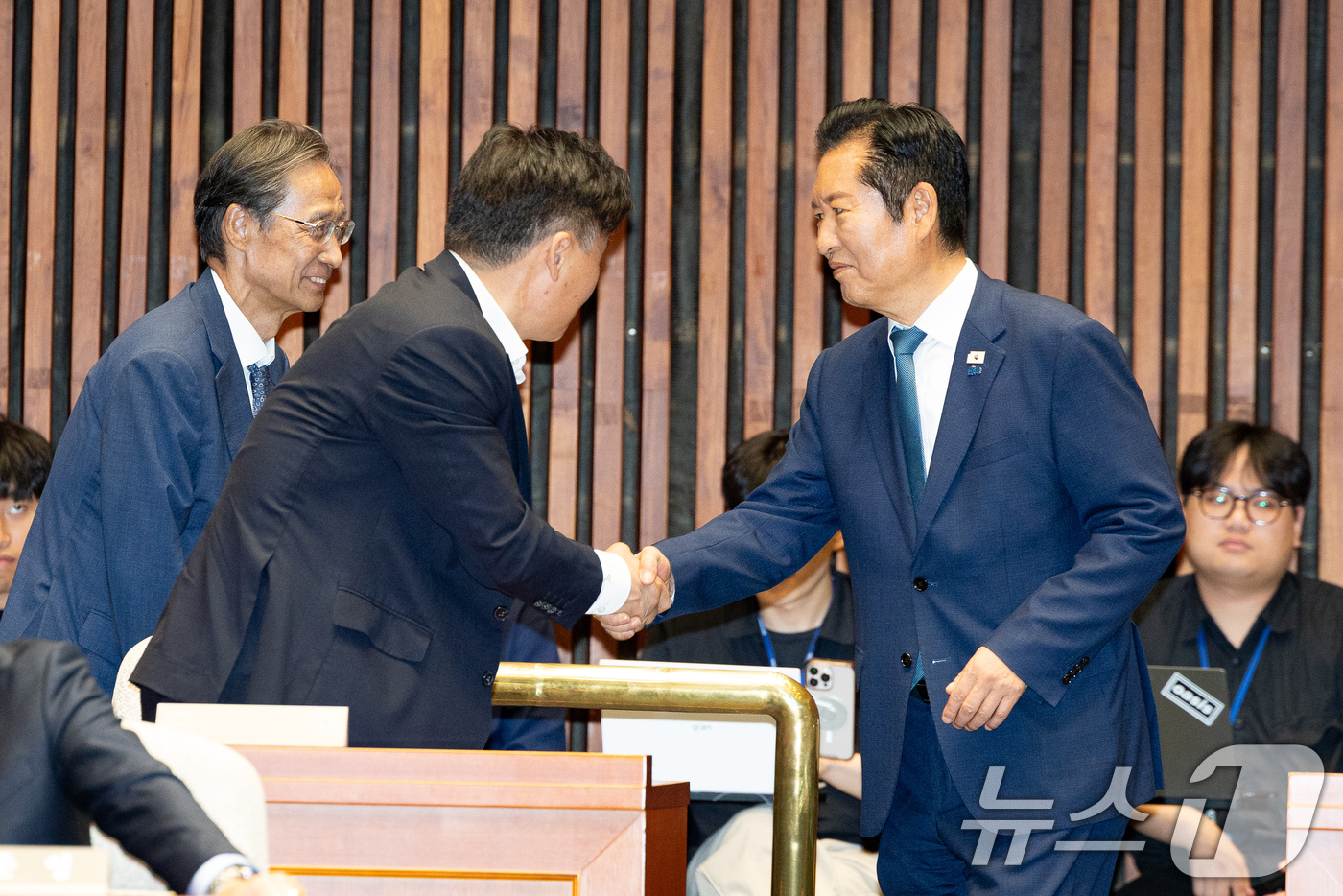 (서울=뉴스1) 유승관 기자 = 정청래 전 더불어민주당 대표가 29일 서울 여의도 국회에서 열린 의원총회에서 의원들과 인사하고 있다. 2026.6.29/뉴스1