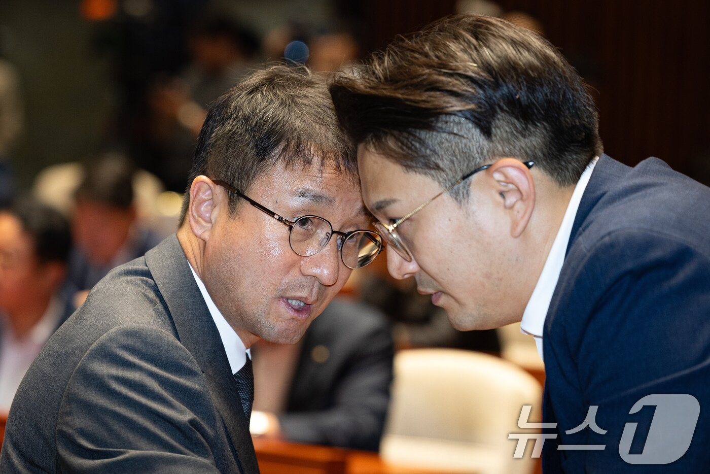본문 이미지 - 한병도 더불어민주당 당대표 직무대행 겸 원내대표가 29일 서울 여의도 국회에서 열린 의원총회에서 전용기 원내소통수석부대표와 대화하고 있다. 2026.6.29 ⓒ 뉴스1 유승관 기자