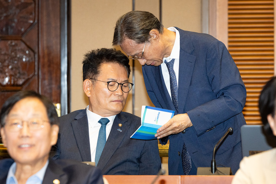 유동수 사무총장과 대화하는 송영길 의원