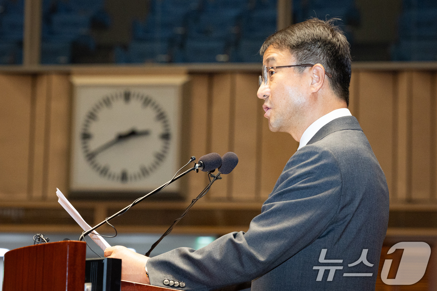 (서울=뉴스1) 유승관 기자 = 한병도 더불어민주당 당대표 직무대행 겸 원내대표가 29일 서울 여의도 국회에서 열린 의원총회에서 모두 발언을 하고 있다. 2026.6.29/뉴스1