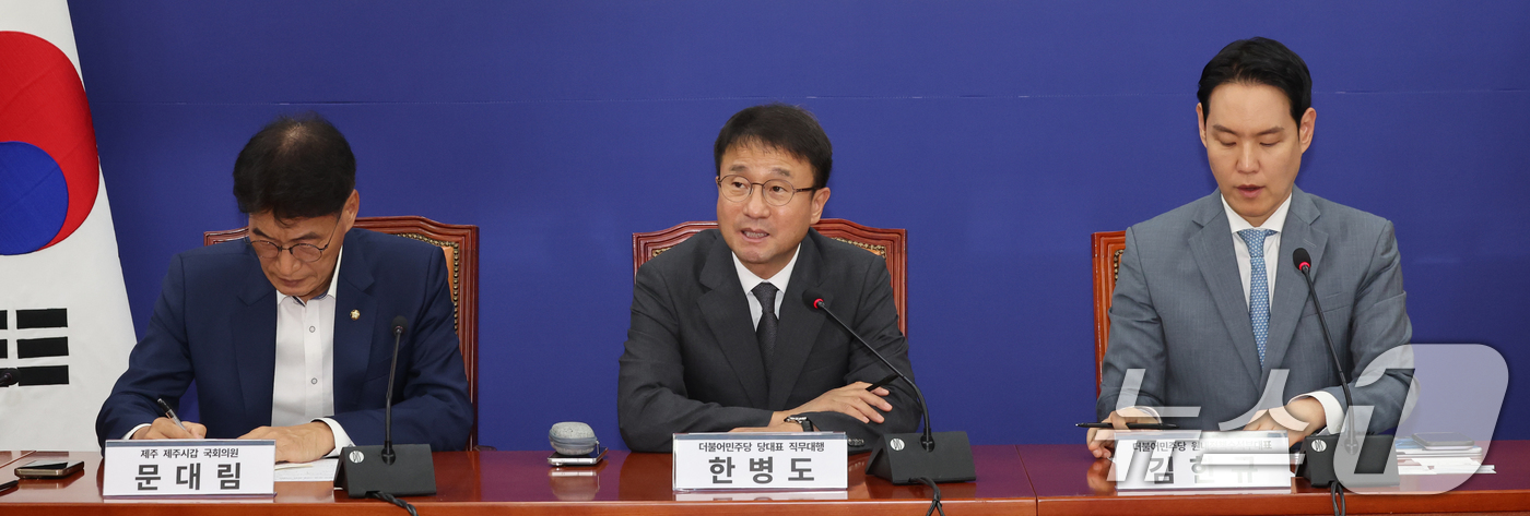(서울=뉴스1) 황기선 기자 = 한병도 더불어민주당 당대표 직무대행 겸 원내대표가 29일 오후 서울 여의도 국회에서 열린 '김포-제주 항공 좌석 부족 사태 관련 간담회'에서 모두발 …