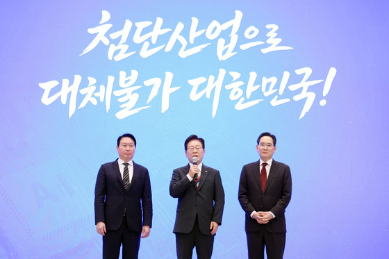 나란히 선 이재명 대통령·이재용·최태원 회장