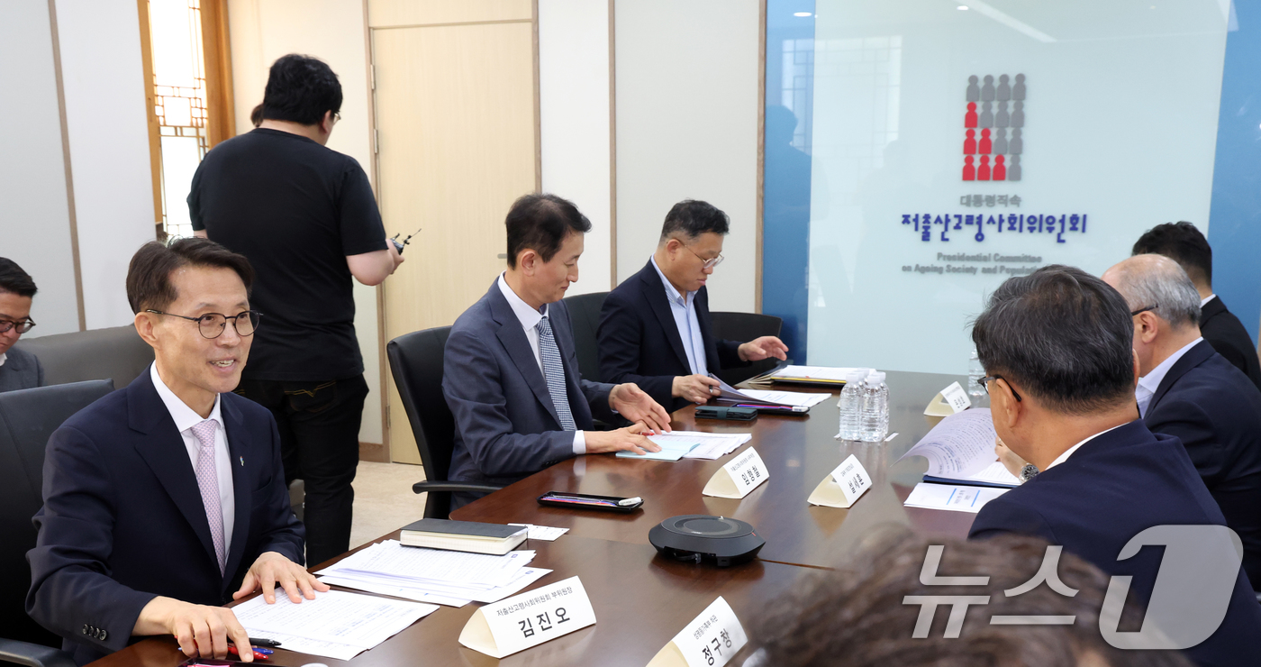 (서울=뉴스1) 김명섭 기자 = 김진오 저출산고령사회위원회 부위원장이 29일 오후 서울 종로구 세종대로 정부서울청사에서 열린 가족(청년) 관계.소통 역량 지원방안 관계부처 회의에서 …