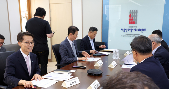 가족(청년) 관계.소통 역량 지원방안 관계부처 회의 주재하는 김진오 부위원장