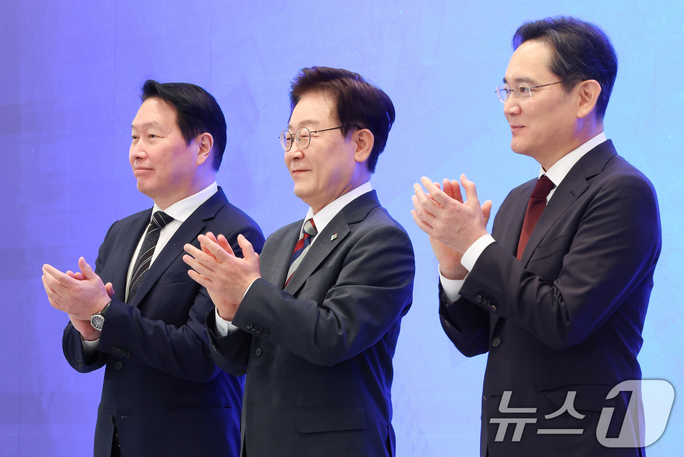 (서울=뉴스1) 허경 기자 = 이재명 대통령과 이재용 삼성전자 회장, 최태원 SK그룹 회장이 29일 청와대 영빈관에서 열린 대한민국 대도약 3대 메가프로젝트 국민보고회에서 박수를 …