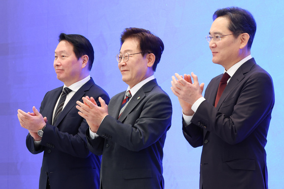 박수치는 이재명 대통령·이재용·최태원 회장