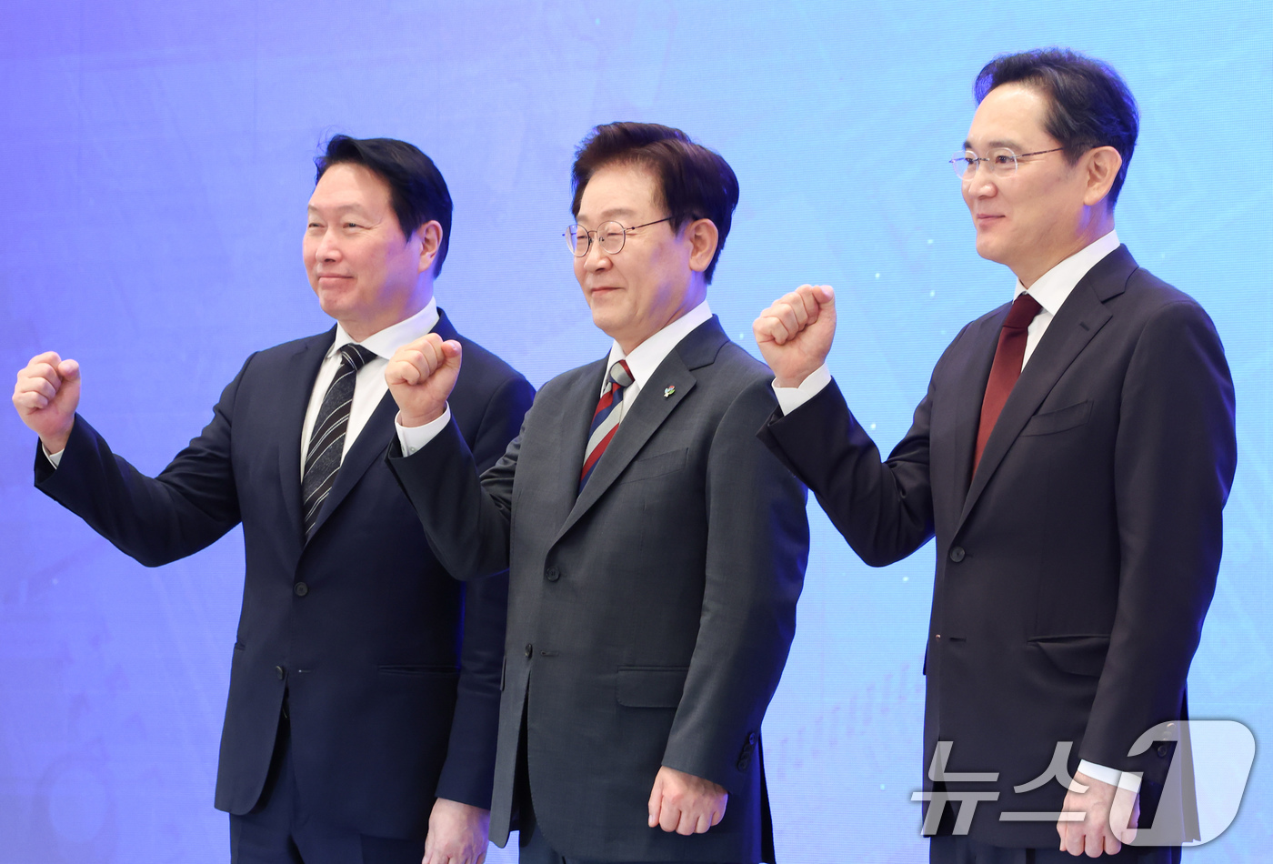 (서울=뉴스1) 허경 기자 = 이재명 대통령과 이재용 삼성전자 회장, 최태원 SK그룹 회장이 29일 청와대 영빈관에서 열린 대한민국 대도약 3대 메가프로젝트 국민보고회에서 기념촬영 …