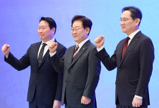 파이팅 포즈 취하는 이재명 대통령·이재용·최태원 회장
