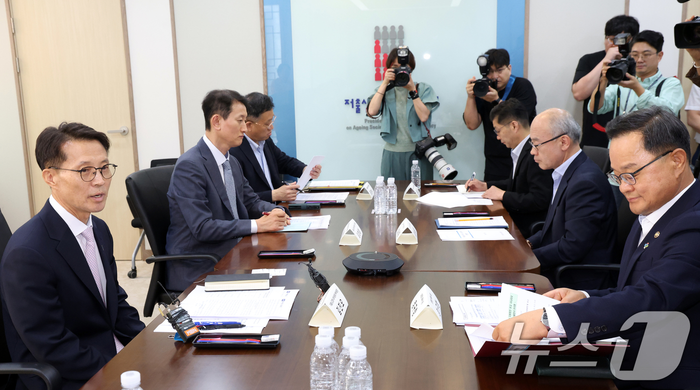 (서울=뉴스1) 김명섭 기자 = 김진오 저출산고령사회위원회 부위원장이 29일 오후 서울 종로구 세종대로 정부서울청사에서 열린 가족(청년) 관계.소통 역량 지원방안 관계부처 회의에서 …