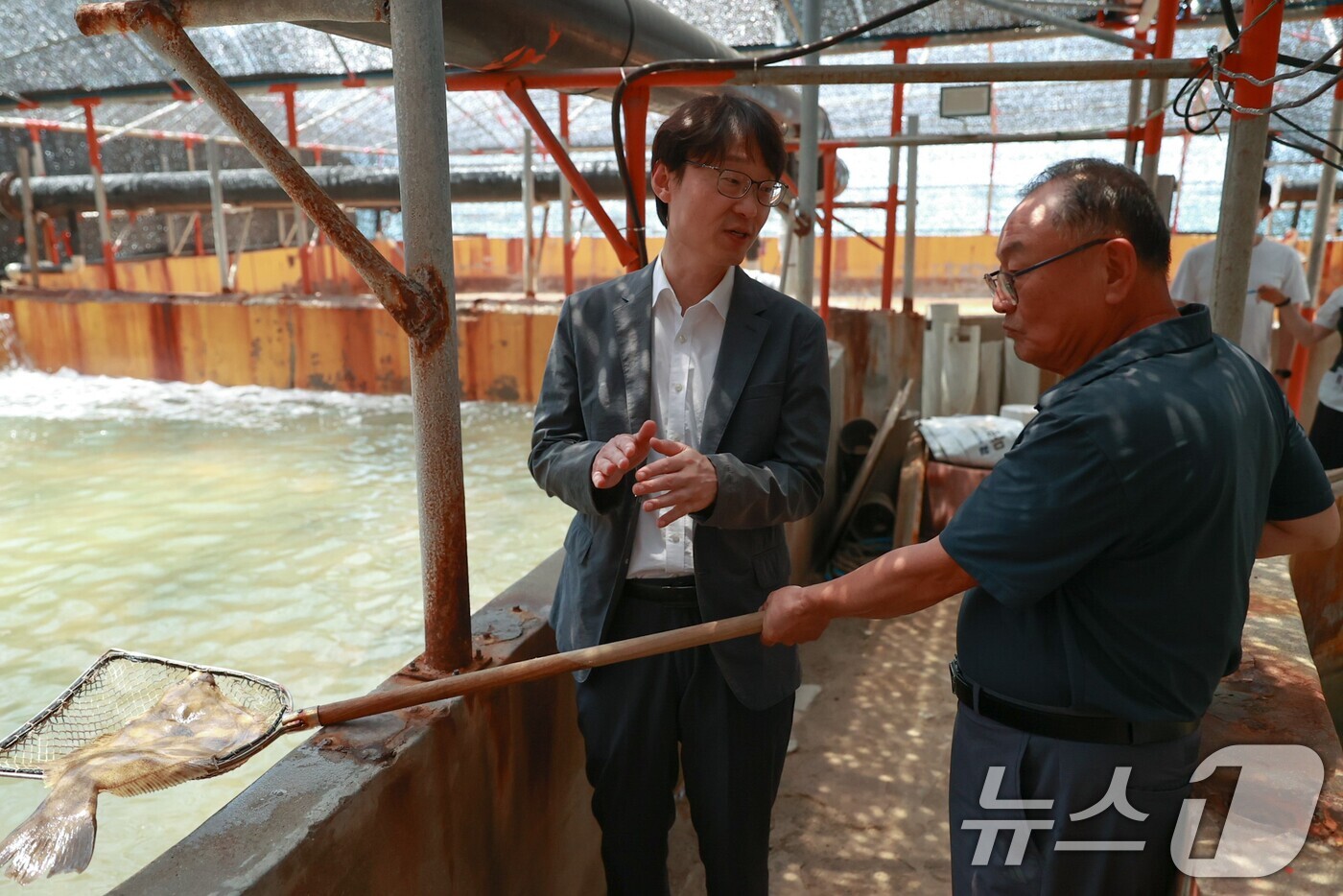 (서울=뉴스1) = 이명호 국가데이터처 차장(왼쪽)이 29일 전남 완도군에 위치한 한 어류양식동향조사 대상처를 찾아 현장 조사 체계를 점검하고 있다.  (국가데이터처 제공. 재판매 …
