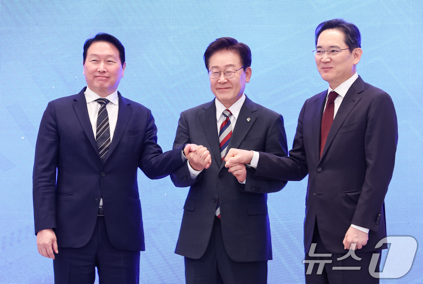 (서울=뉴스1) 허경 기자 = 이재명 대통령과 이재용 삼성전자 회장, 최태원 SK그룹 회장이 29일 청와대 영빈관에서 열린 대한민국 대도약 3대 메가프로젝트 국민보고회에서 손을 맞 …
