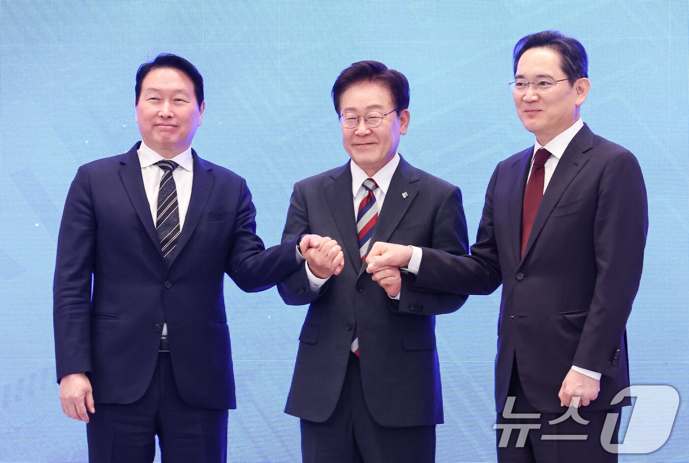 본문 이미지 - 이재명 대통령과 이재용 삼성전자 회장, 최태원 SK그룹 회장이 29일 청와대 영빈관에서 열린 대한민국 대도약 3대 메가프로젝트 국민보고회에서 손을 맞잡고 있다. 2026.6.29 ⓒ 뉴스1 허경 기자