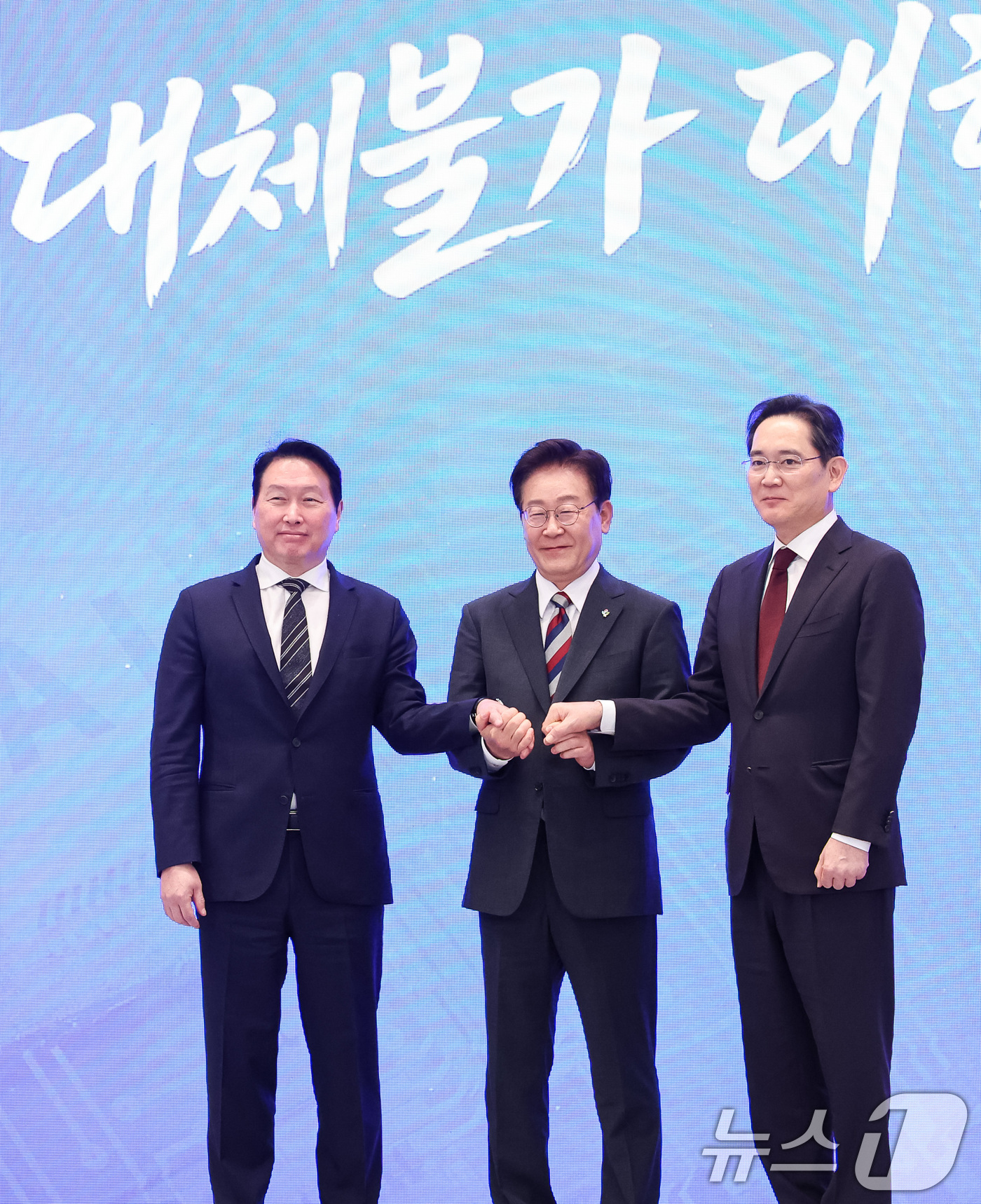 (서울=뉴스1) 허경 기자 = 이재명 대통령과 이재용 삼성전자 회장, 최태원 SK그룹 회장이 29일 청와대 영빈관에서 열린 대한민국 대도약 3대 메가프로젝트 국민보고회에서 손을 맞 …