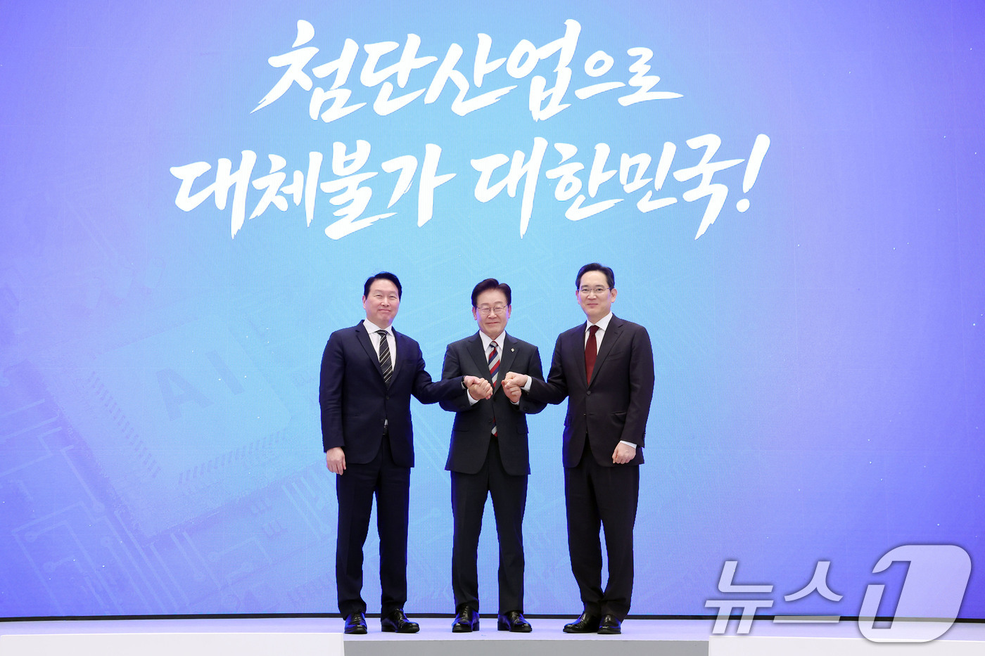 (서울=뉴스1) 허경 기자 = 이재명 대통령과 이재용 삼성전자 회장, 최태원 SK그룹 회장이 29일 청와대 영빈관에서 열린 대한민국 대도약 3대 메가프로젝트 국민보고회에서 손을 맞 …
