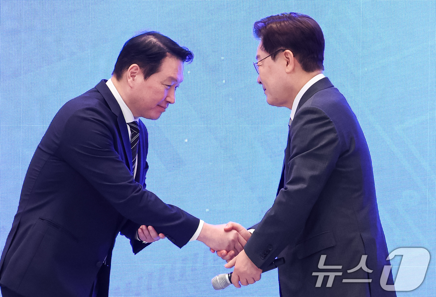 (서울=뉴스1) 허경 기자 = 이재명 대통령과 최태원 SK그룹 회장이 29일 청와대 영빈관에서 열린 대한민국 대도약 3대 메가프로젝트 국민보고회에서 악수를 하고 있다. 2026.6 …