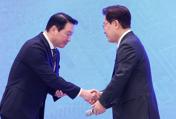 악수하는 이재명 대통령·최태원 회장