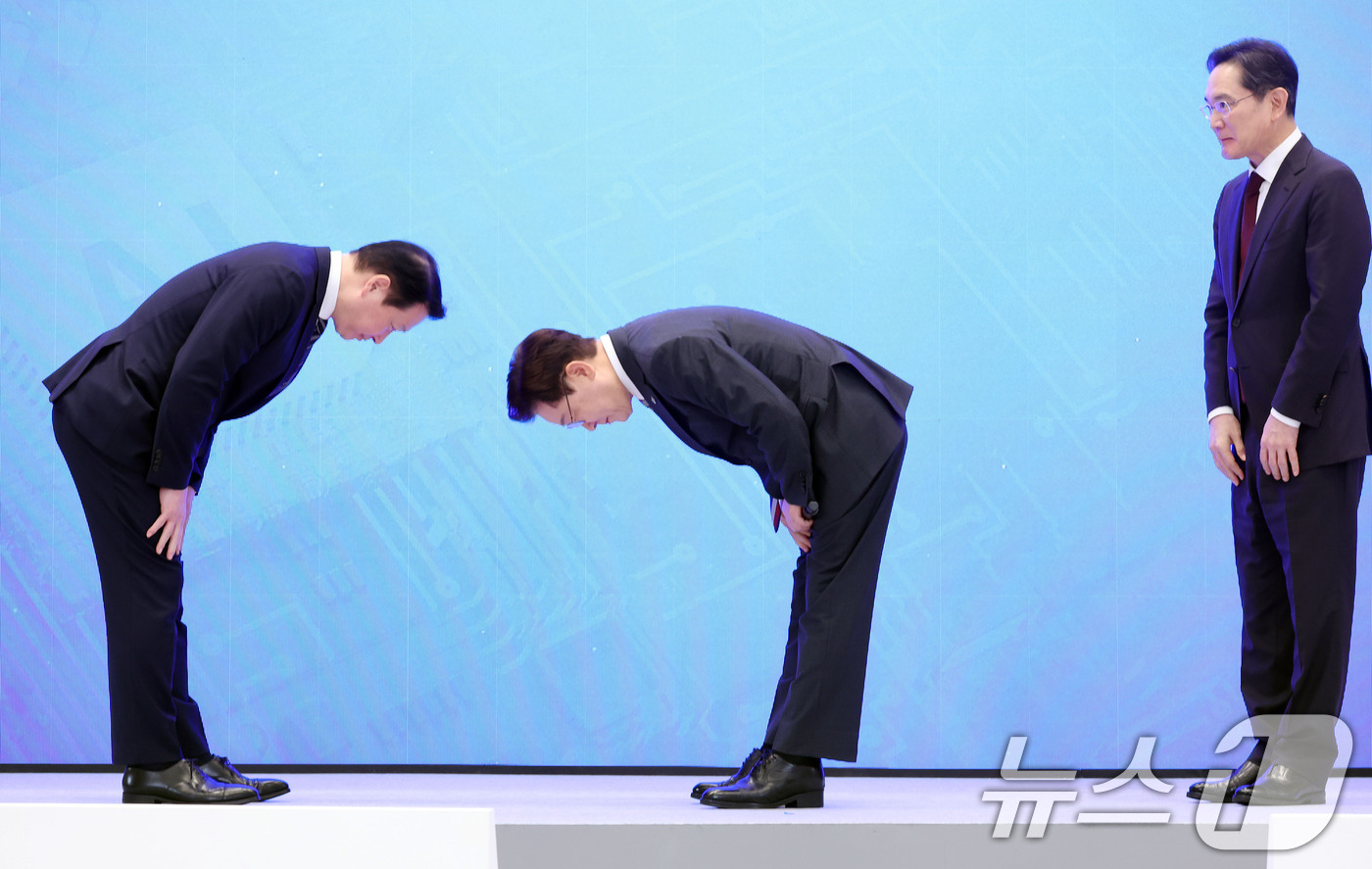 (서울=뉴스1) 허경 기자 = 이재명 대통령과 최태원 SK그룹 회장이 29일 청와대 영빈관에서 열린 대한민국 대도약 3대 메가프로젝트 국민보고회에서 인사하고 있다.사진 오른쪽은 이 …