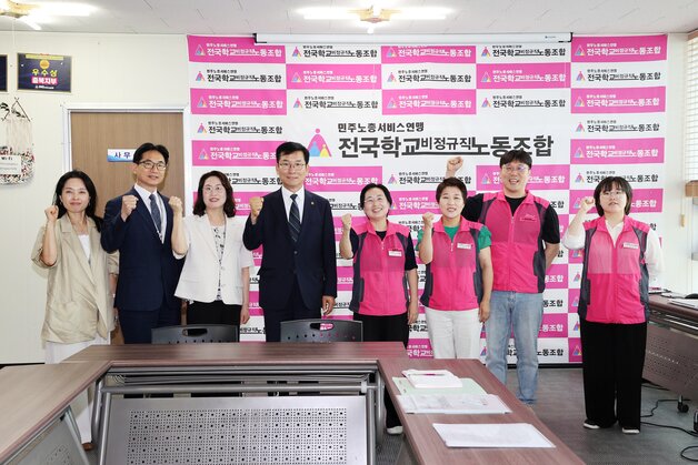 본문 이미지 - 윤건영 충북교육감이 29일 전국학교비정규직노동조합 충북지부를 찾아 간담회를 했다.(충북교육청 제공. 재판매 및 DB금지) ⓒ 뉴스1