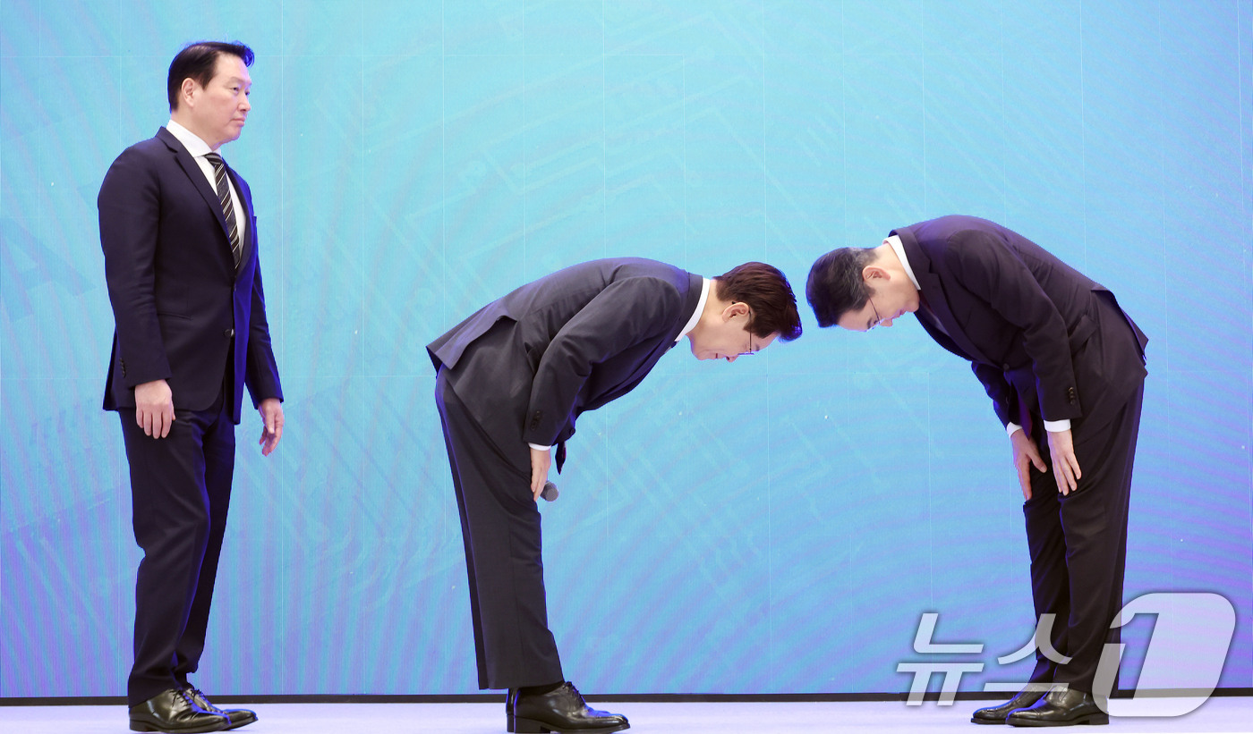 (서울=뉴스1) 허경 기자 = 이재명 대통령과 이재용 삼성전자 회장이 29일 청와대 영빈관에서 열린 대한민국 대도약 3대 메가프로젝트 국민보고회에서 인사하고 있다.사진 왼쪽은 최태 …