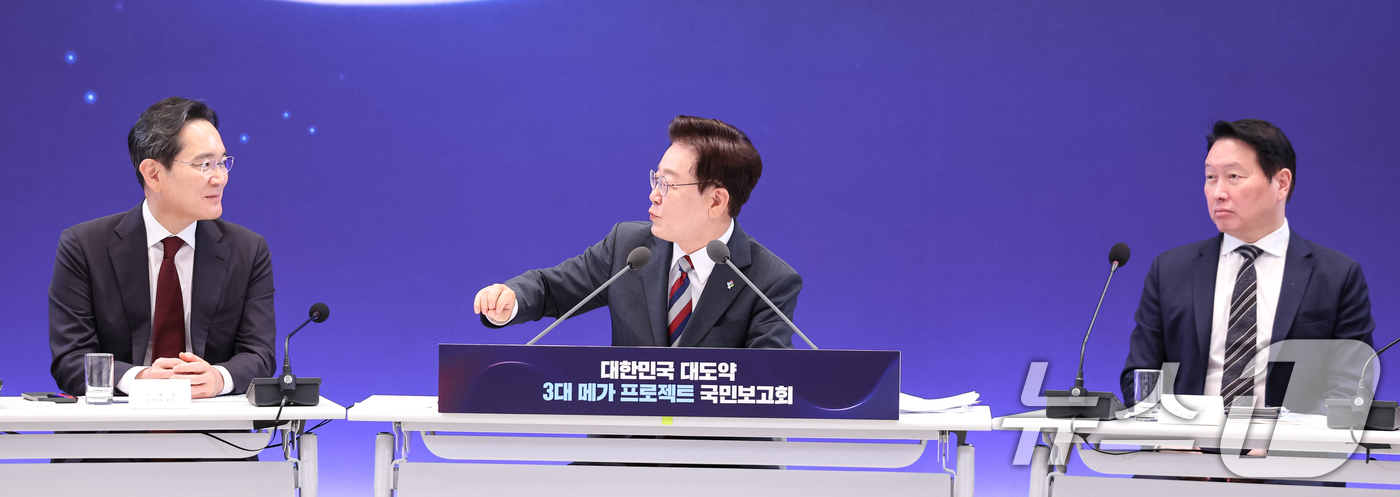 (서울=뉴스1) 허경 기자 = 이재명 대통령과 이재용 삼성전자 회장이 29일 청와대 영빈관에서 열린 대한민국 대도약 3대 메가프로젝트 국민보고회에서 대화를 하고 있다. 2026.6 …