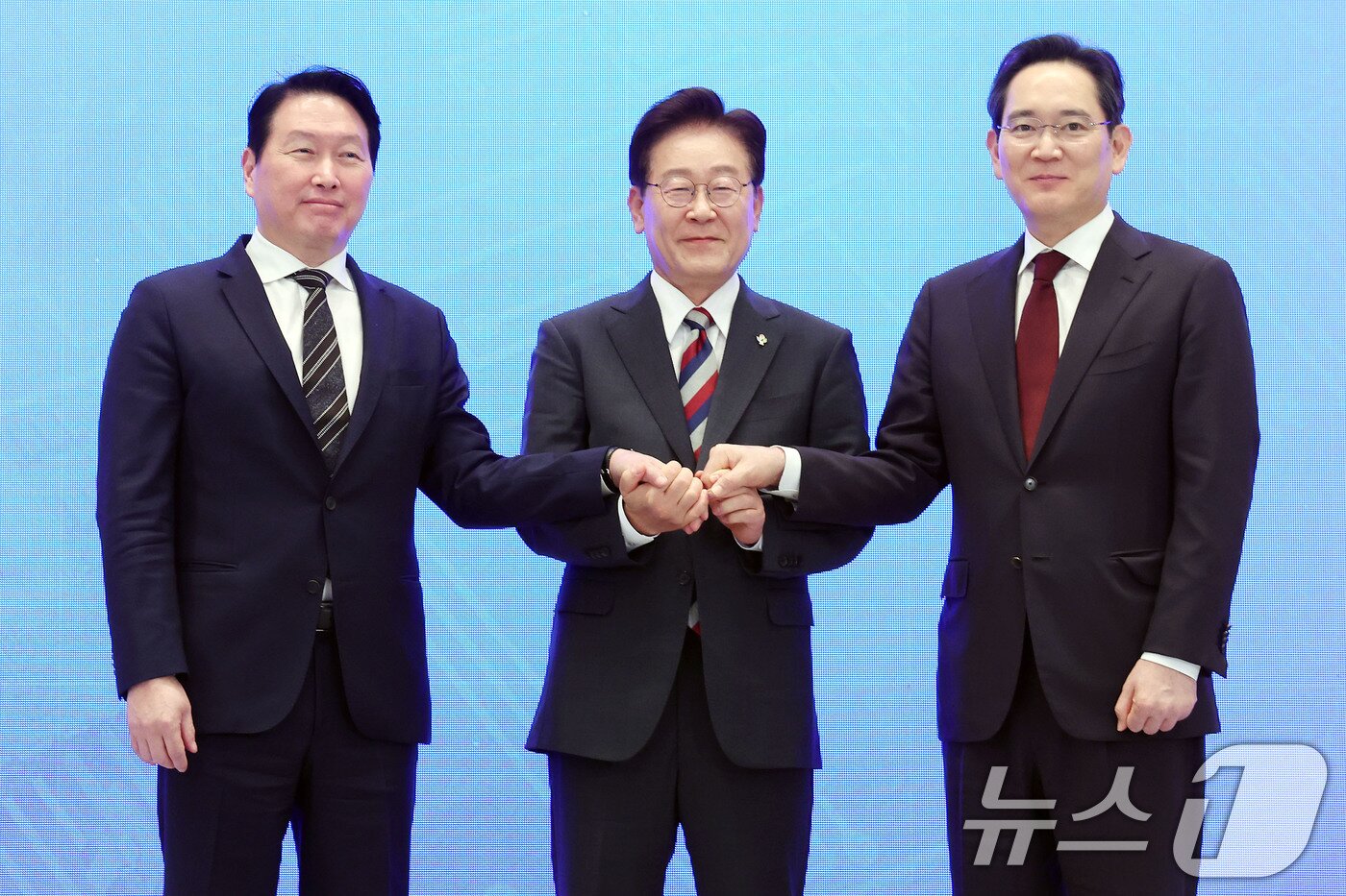 본문 이미지 - 이재명 대통령과 이재용 삼성전자 회장, 최태원 SK그룹 회장이 29일 청와대 영빈관에서 열린 대한민국 대도약 3대 메가프로젝트 국민보고회에서 손을 맞잡고 있다. 2026.6.29 ⓒ 뉴스1 허경 기자