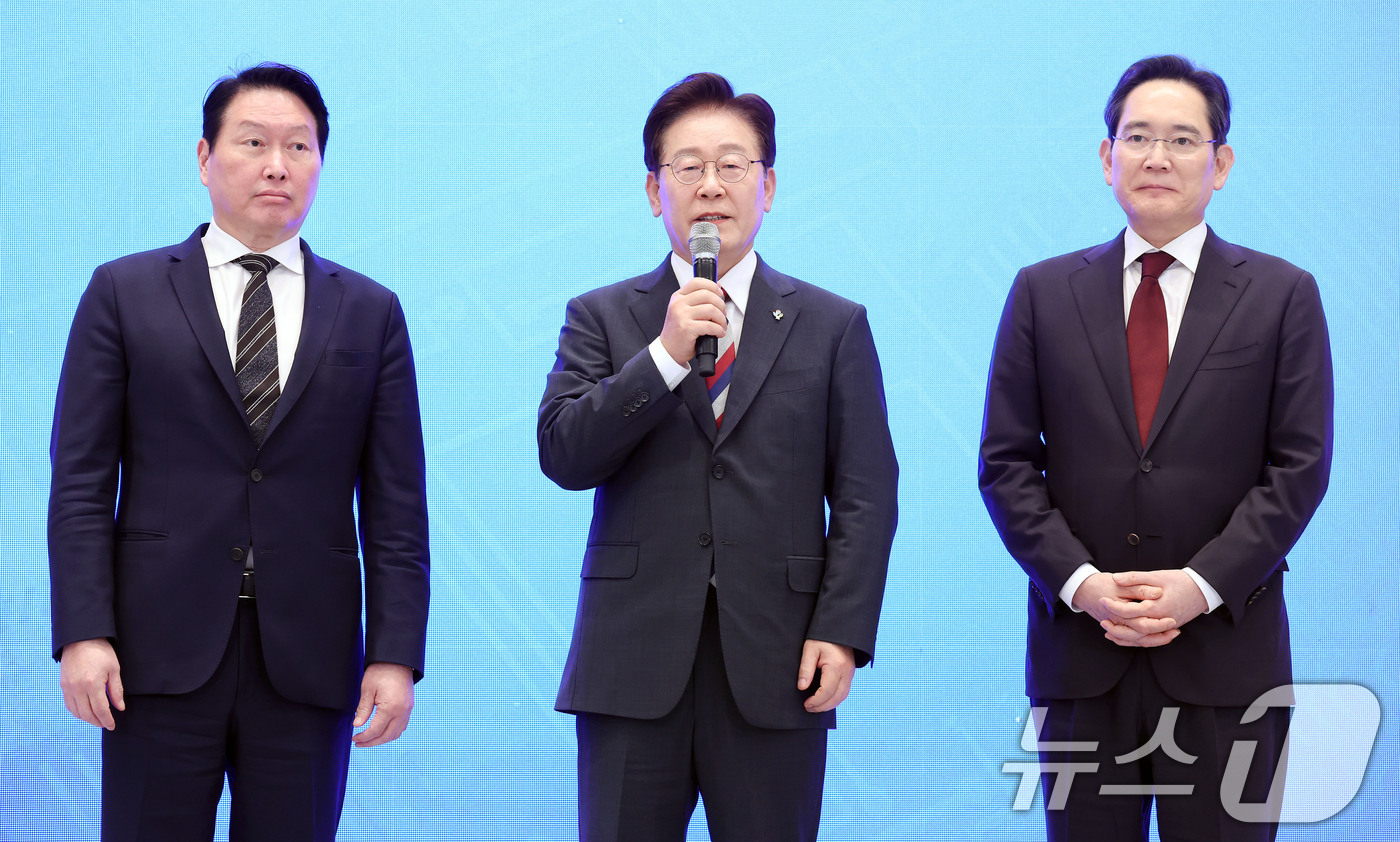 (서울=뉴스1) 허경 기자 = 이재명 대통령이 29일 청와대 영빈관에서 열린 대한민국 대도약 3대 메가프로젝트 국민보고회에서 발언하고 있다.사진 왼쪽부터 최태원 SK그룹 회장, 이 …