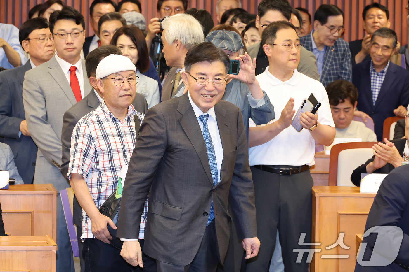(서울=뉴스1) 신웅수 기자 = 김덕룡 김영삼민주센터 이사장이 29일 서울 여의도 국회박물관에서 열린 자신의 회고록 출판기념회에 참석하고 있다. 2026.6.29/뉴스1