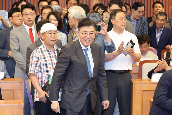 출판기념회 참석하는 김덕룡 이사장