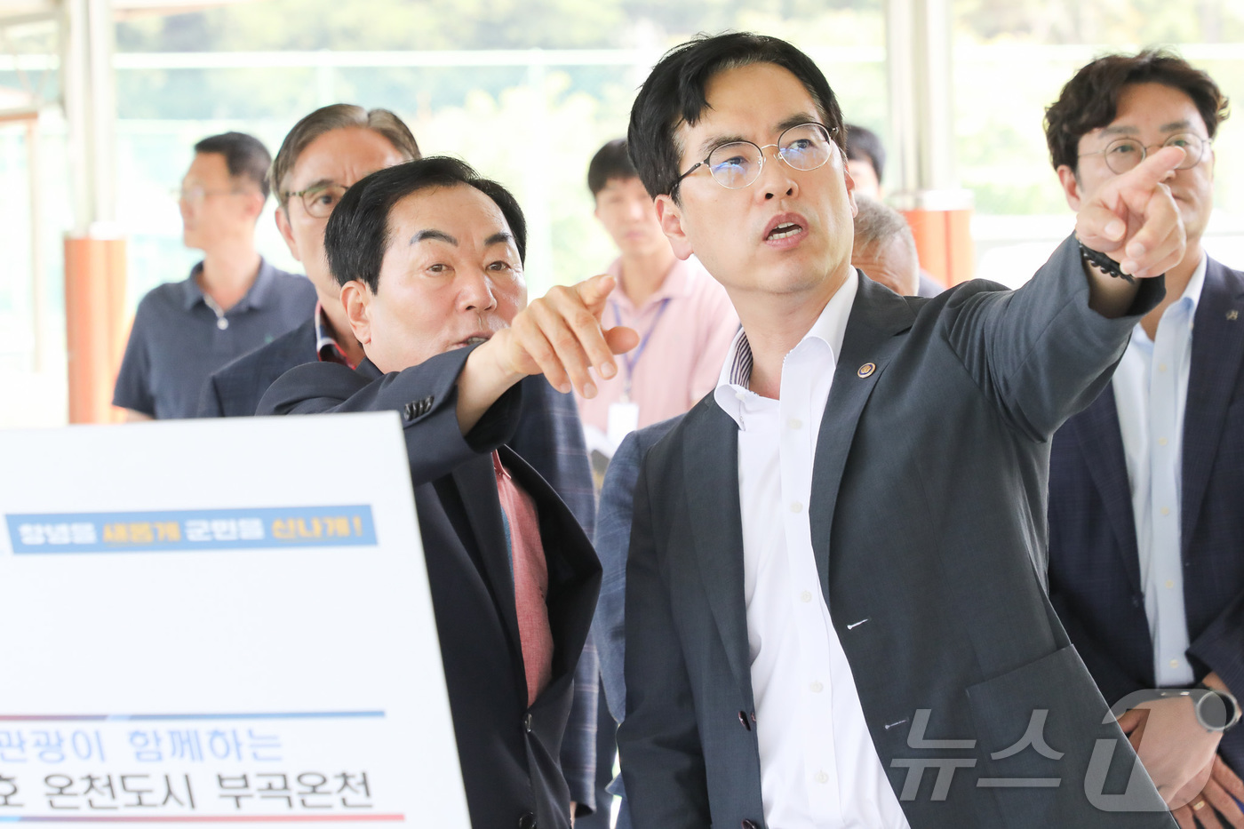 (서울=뉴스1) 이상혁 수습기자 = 김민재 행정안전부 차관(오른쪽)이 29일 경남 창녕군 부곡온천 관광특구를 찾아 관계자와 이야기를 나누고 있다. (행정안전부 제공. 재판매 및 D …