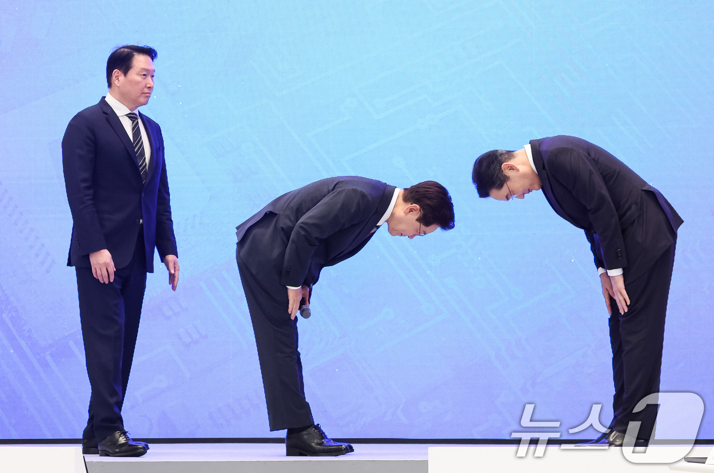 (서울=뉴스1) 허경 기자 = 이재명 대통령과 이재용 삼성전자 회장이 29일 청와대 영빈관에서 열린 대한민국 대도약 3대 메가프로젝트 국민보고회에서 인사하고 있다.사진 왼쪽은 최태 …