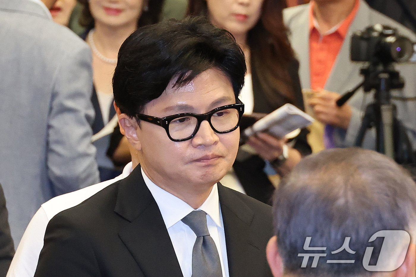 (서울=뉴스1) 신웅수 기자 = 한동훈 무소속 의원과 주호영 국민의힘 의원이 29일 서울 여의도 국회박물관에서 열린 김덕룡 김영삼민주센터 이사장 회고록 출판기념회에 참석하고 있다. …