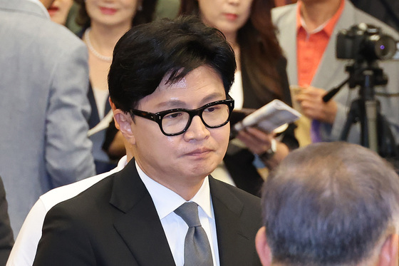 한동훈, 장동혁 겨냥 "홍명보 감독은 사퇴라도 했다"