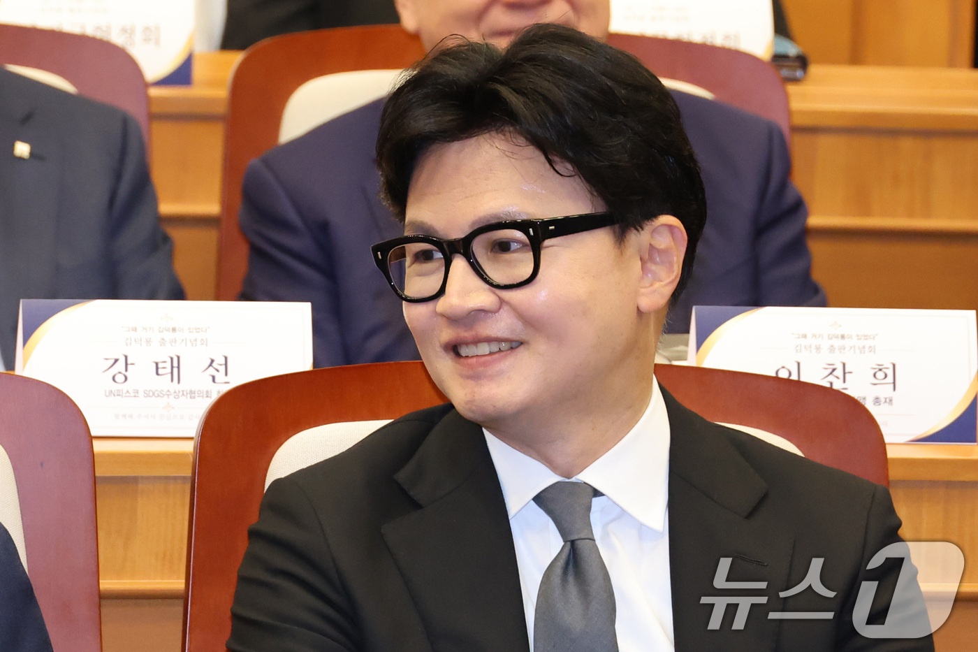 (서울=뉴스1) 신웅수 기자 = 한동훈 무소속 의원과 주호영 국민의힘 의원이 29일 서울 여의도 국회박물관에서 열린 김덕룡 김영삼민주센터 이사장 회고록 출판기념회에 참석하고 있다. …