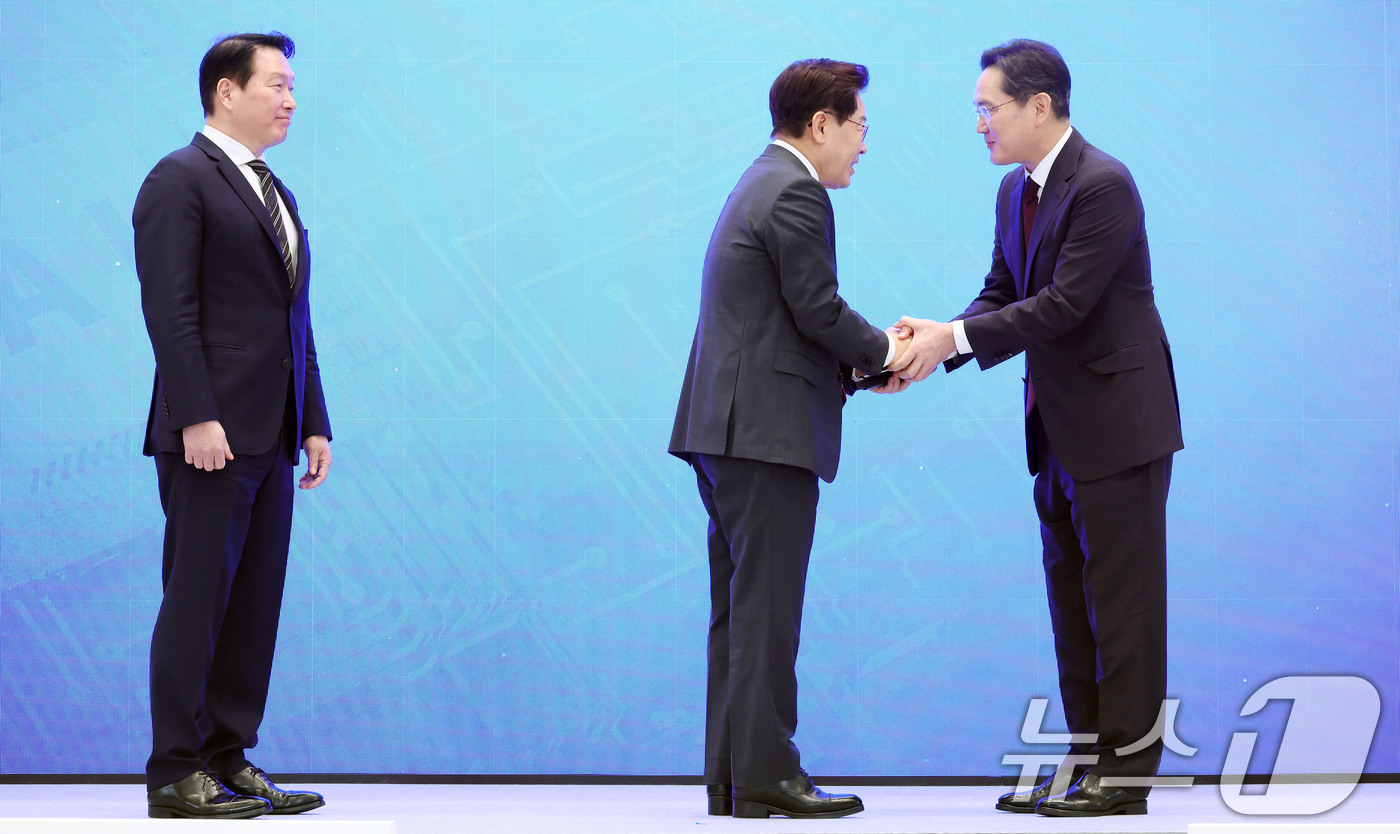 (서울=뉴스1) 허경 기자 = 이재명 대통령과 이재용 삼성전자 회장이 29일 청와대 영빈관에서 열린 대한민국 대도약 3대 메가프로젝트 국민보고회에서 악수하고 있다.  2026.6. …