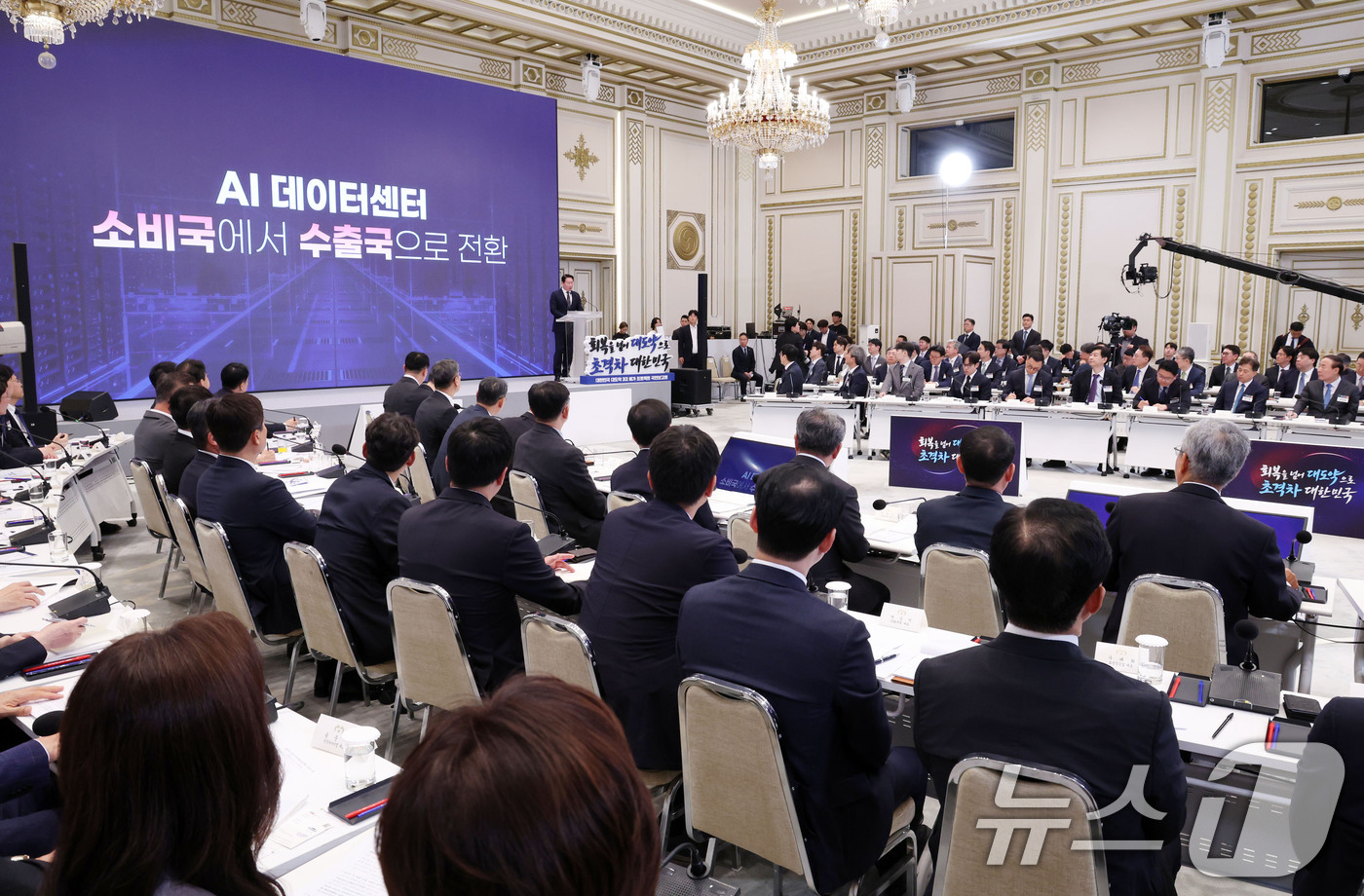 (서울=뉴스1) 허경 기자 = 최태원 SK그룹 회장이 29일 청와대 영빈관에서 열린 대한민국 대도약 3대 메가프로젝트 국민보고회에서 투자계획를 발표하고 있다. 2026.6.29/뉴 …