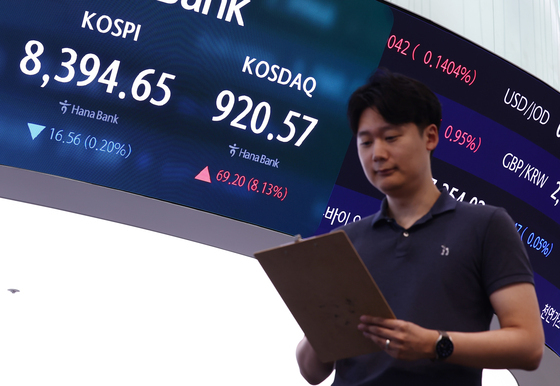 외국인 역대 최대 7.7조 투매에 환율 1545원대로 급등 (종합)