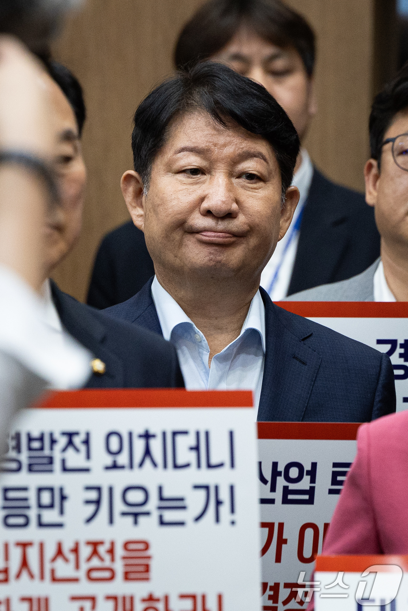 (서울=뉴스1) 유승관 기자 = 권영진 국민의힘 의원이 29일 서울 여의도 국회 소통관에서 열린 광주·전남권 제2국가 반도체 클러스터 조성 계획 관련 기자회견에 참석하고 있다.2차 …