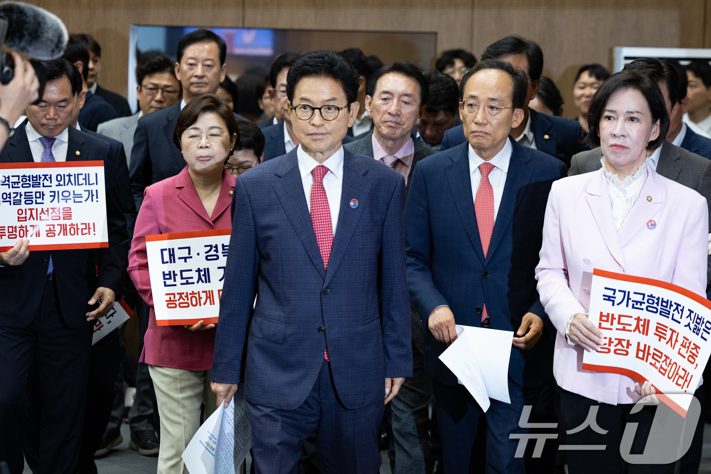 (서울=뉴스1) 유승관 기자 = 이철우 경상북도지사와 추경호 대구시장 당선인, 국민의힘 대구·경북 지역 의원들이 29일 서울 여의도 국회 소통관에서 광주·전남권 제2국가 반도체 클 …