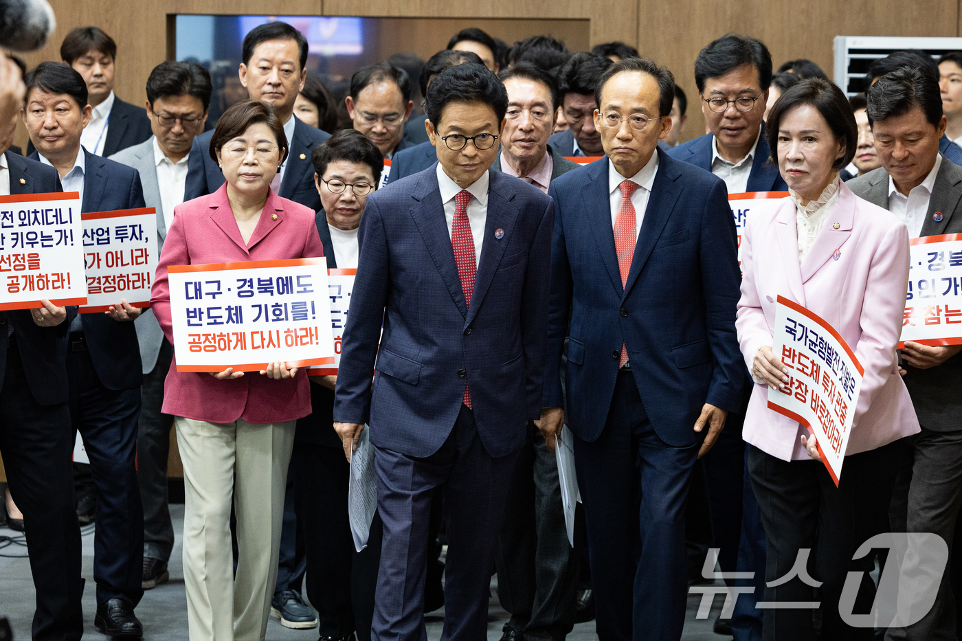 (서울=뉴스1) 유승관 기자 = 이철우 경상북도지사와 추경호 대구시장 당선인, 국민의힘 대구·경북 지역 의원들이 29일 서울 여의도 국회 소통관에서 광주·전남권 제2국가 반도체 클 …