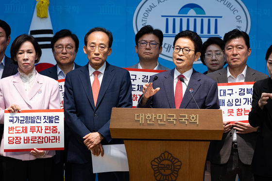 국회 찾은 이철우·추경호 '반도체 투자 편중 바로잡아야'