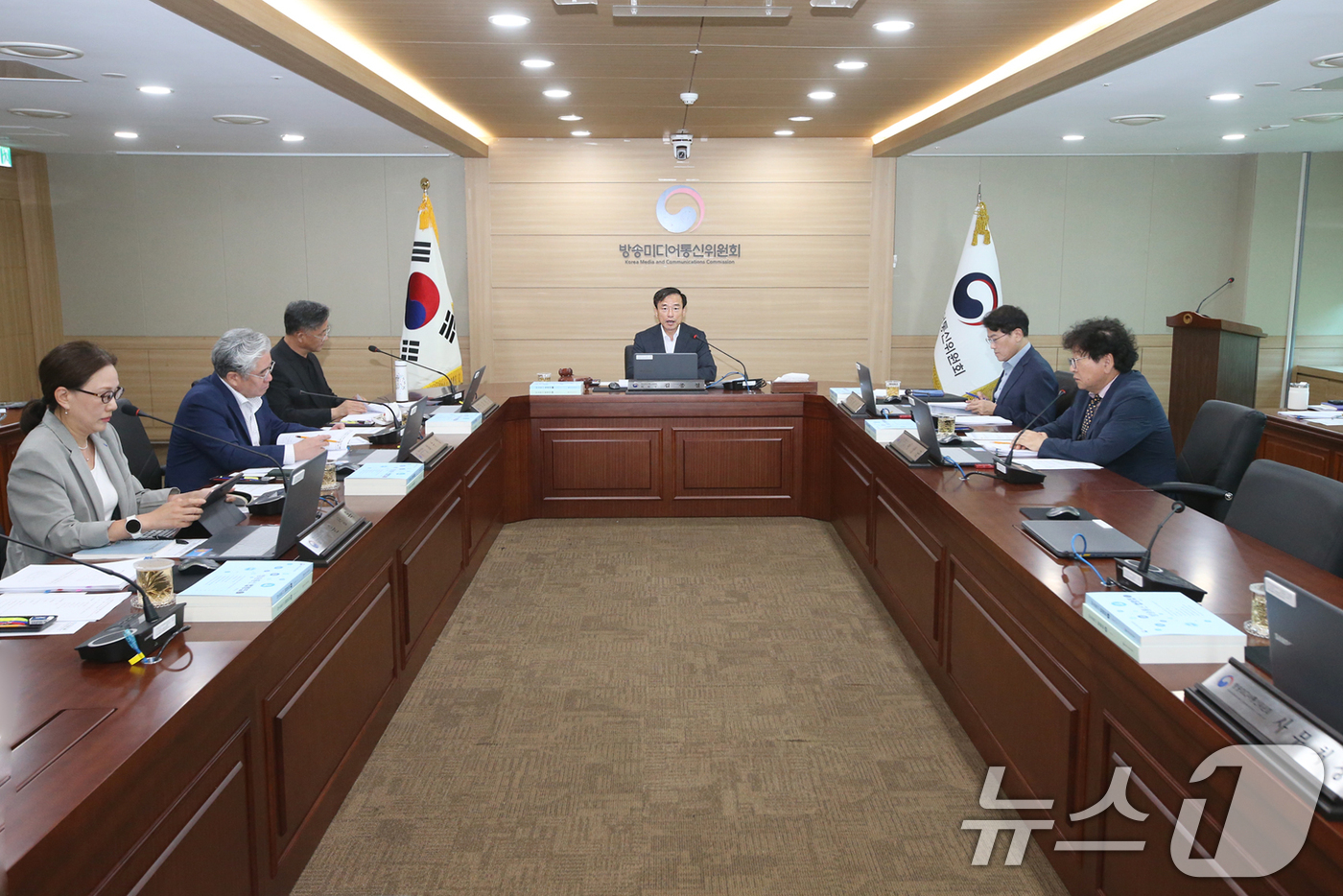 (서울=뉴스1) = 김종철 방송미디어통신위원장이 29일 경기도 과천시 정부과천청사에서 '2026년 제20차 전체회의'를 진행하고 있다. (방송미디어통신위원회 제공. 재판매 및 DB …