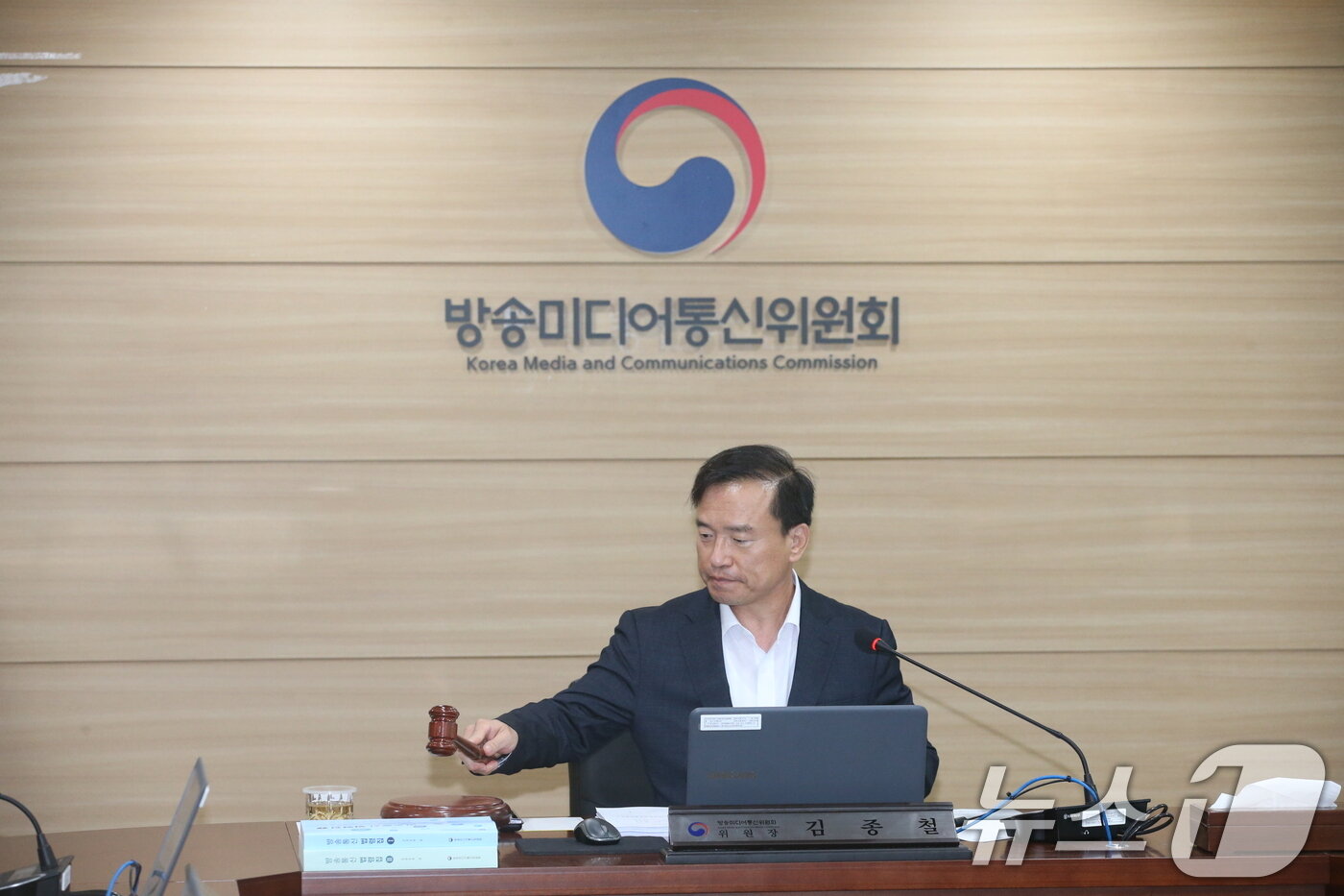 본문 이미지 - 김종철 방송미디어통신위원장이 29일 경기도 과천시 정부과천청사에서 열린 '2026년 제20차 전체회의'에서 의사봉을 두드리고 있다. (방송미디어통신위원회 제공. 재판매 및 DB금지) 2026.6.29 ⓒ 뉴스1