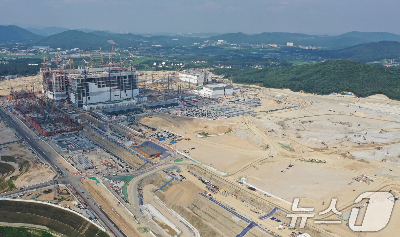 본문 이미지 - 경기 용인시 처인구 원삼면에 위치한 용인 반도체 클러스터 일반산업단지 공사현장. 2026.6.29 ⓒ 뉴스1 김영운 기자