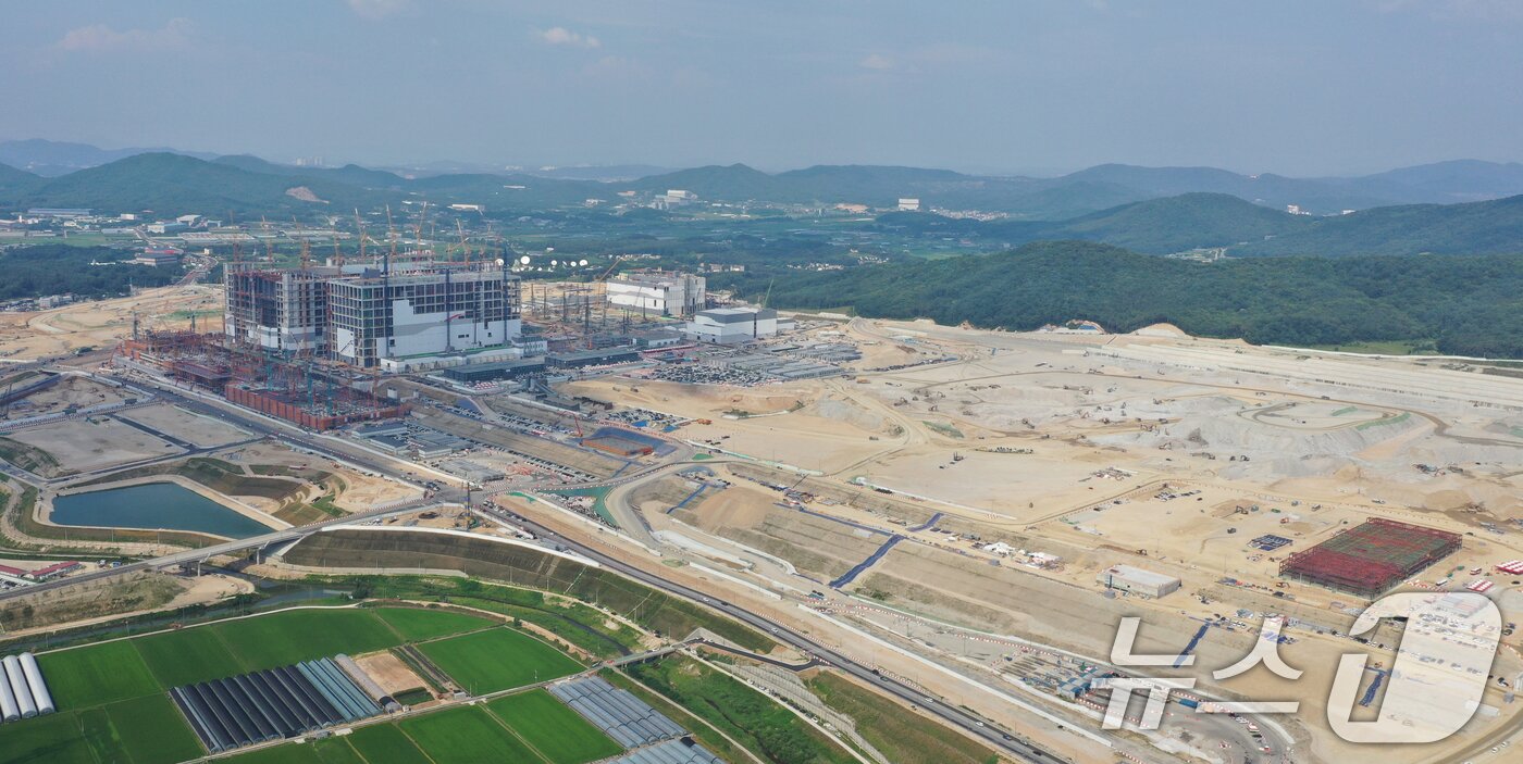 본문 이미지 - 경기 용인시 처인구 원삼면에 위치한 용인 반도체 클러스터 일반산업단지 공사현장의 모습. 2026.6.29 ⓒ 뉴스1 김영운 기자