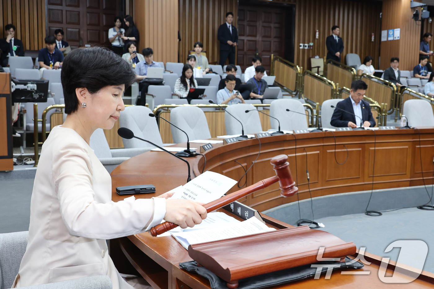 (서울=뉴스1) 신웅수 기자 = 백혜련 위원장이 29일 서울 여의도 국회에서 열린 국무총리(한성숙)임명동의에관한인사청문특별위원회 전체회의에서 의사봉을 두드리고 있다. 2026.6. …